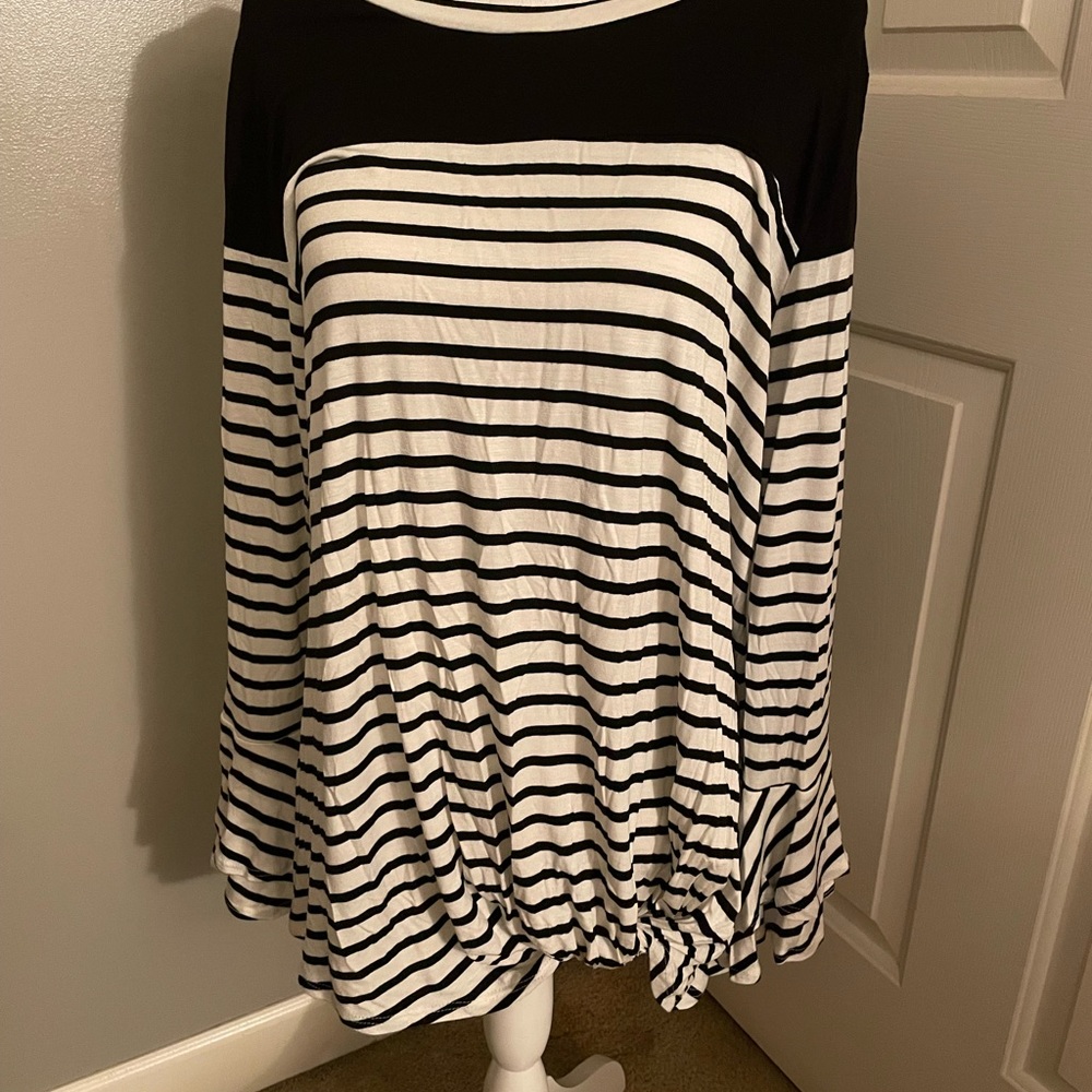 Veveret top size large stripes with knitted front and flare sleeves